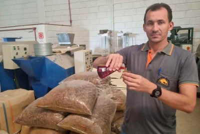 Responsável  técnico pela Cooperativa Grande Sertão, José Fabio Soares compra raspa de buriti, que é transformada em óleo, vendido para a indústria de cosméticos -  (crédito: Luiz Ribeiro/EM/D.A Press)