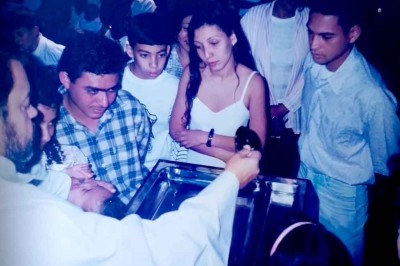 Leda Juliana observa o batizado da filha, QUE FOI REALIZADO pelo padre 
Bernardino. Quatro anos depois, o abuso aconteceria, ela denunciou -  (crédito:  ARQUIVO PESSOAL)