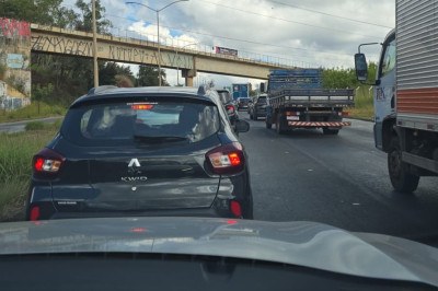Motoristas reclamam de longa espera no engarrafamento -  (crédito: Redes sociais/reproduÃ§Ã£o)