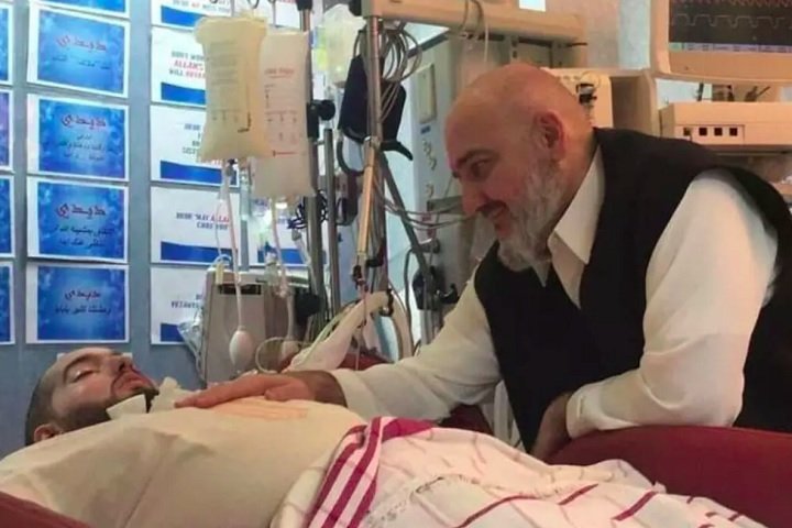 Vídeos e fotos ocasionais dele são divulgados pela família, especialmente pelo pai, para mostrar que ele ainda está vivo e recebendo cuidados.