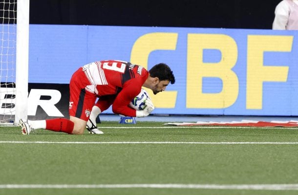 RAFAEL - Fez grandes defesas e evitou uma derrota ainda pior - Nota 7,0 - Foto: Rubens Chiri / São Paulo FC