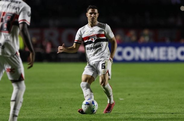 CÉDRIC SOARES - Falhou na marcação à Erick Pulga no gol do Bahia e teve partida ruim, com vacilos na marcação e no apoio - Nota 5,0 - Foto: Rubens Chiri / São Paulo FC