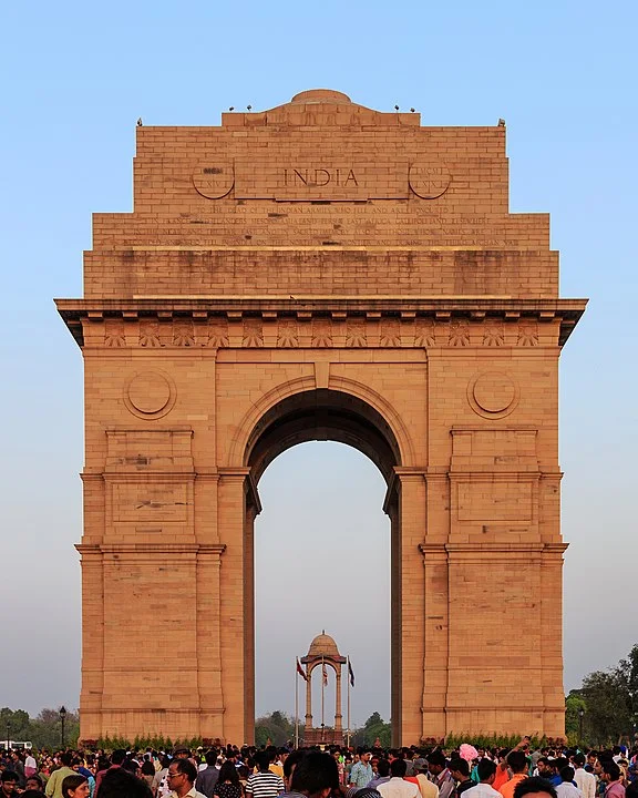 PORTÃO DA ÍNDIA – NOVA DELI, ÍNDIA
Construído em 1931, homenageia soldados indianos mortos na Primeira Guerra Mundial. É um marco nacional de memória e sacrifício.