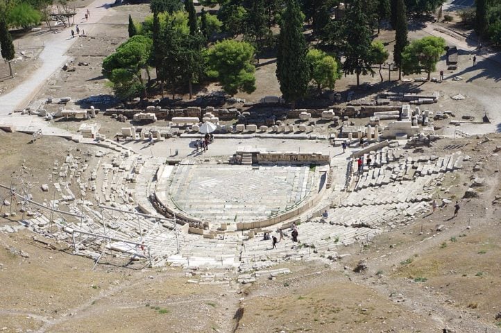 O local ainda abriga as ruínas do Teatro de Dioniso, um dos maiores teatros antigos do mundo, onde se apresentavam peças de tragédia e comédia.