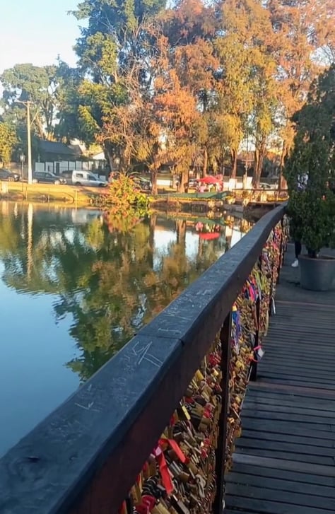 E, inspirada na tradição parisiense, Holambra tem cadeados no Deck do Amor. Segundo a lenda, os casais ficarão juntos para sempre se escreverem seus nomes no cadeado, o prenderem na mureta do deck e jogarem a chave no lago. 