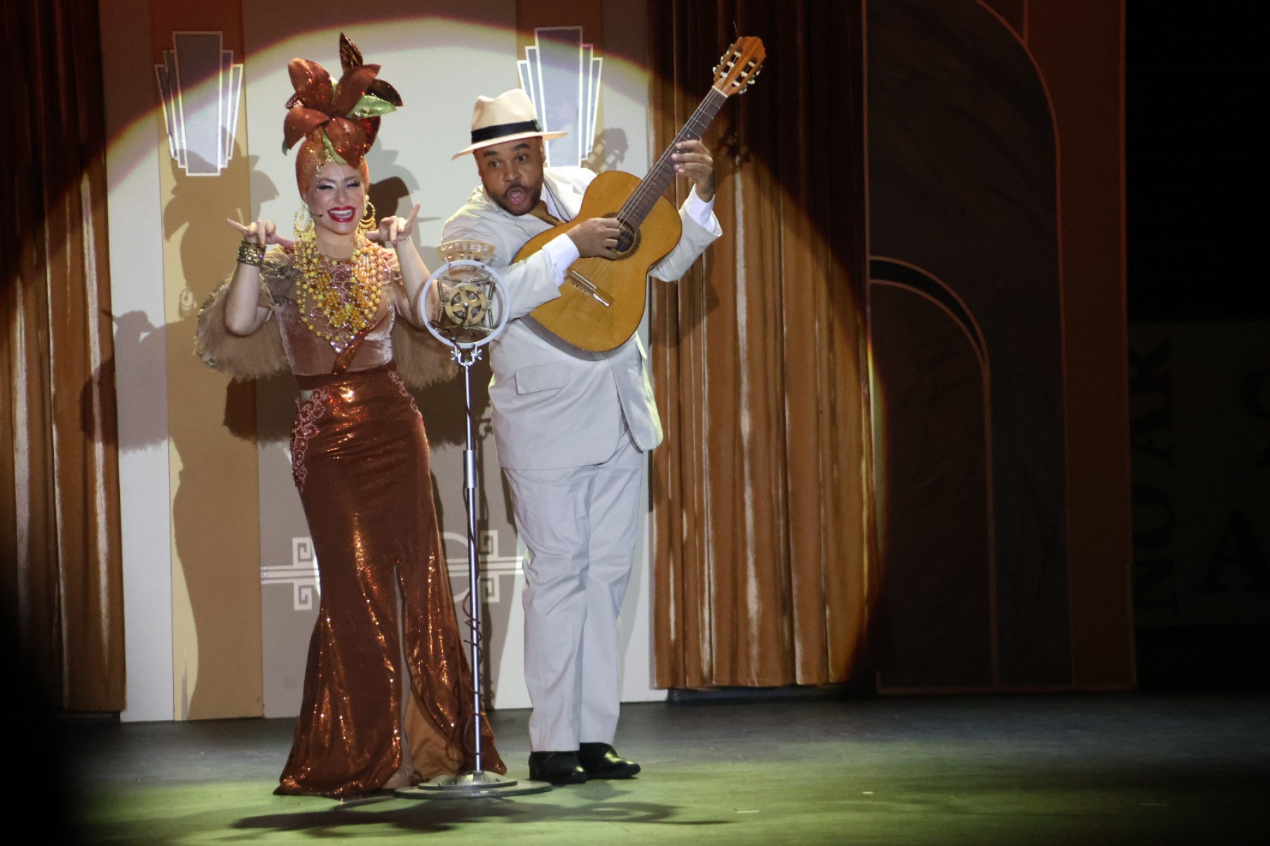 Carmen Miranda, personagem do musical Chatô e os Diários Associados