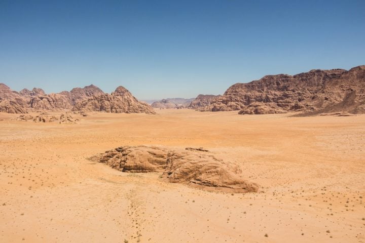 No entanto, a extração desses recursos é desafiadora devido às duras condições climáticas e à infraestrutura limitada da região.