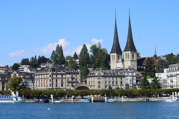 11) Lucerna (Suíça), 59 pontos: Conhecida por sua Ponte da Capela e a Torre da Água, Lucerna é uma cidade encantadora às margens do Lago dos Quatro Cantões, cercada por picos alpinos deslumbrantes. -Kathy Sortore por Pixabay 
