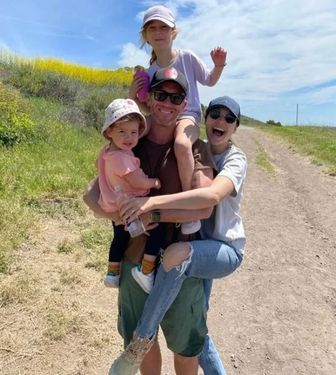 Gadot disse que sua filha do meio (Maya) ficou desapontada quando soube que a mãe não seria a Branca de Neve, mas sim a vilã da história. 
-Reprodução Instagram