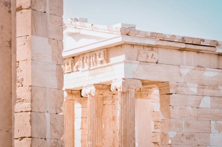 Ao longo dos séculos, o sítio sofreu várias transformações. Durante a época romana, a Acrópole foi preservada e alguns novos edifícios foram adicionados. 