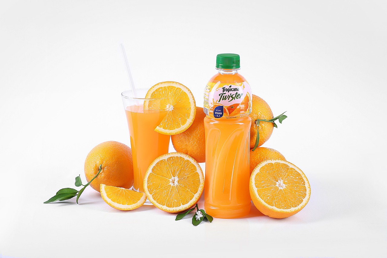 A vitamina C é essencial para a produção de colágeno, o que contribui para uma pele mais firme e jovem. Em tratamentos estéticos, o suco de laranja diluído pode ser utilizado para melhorar a aparência da pele e proporcionar uma tonificação natural.