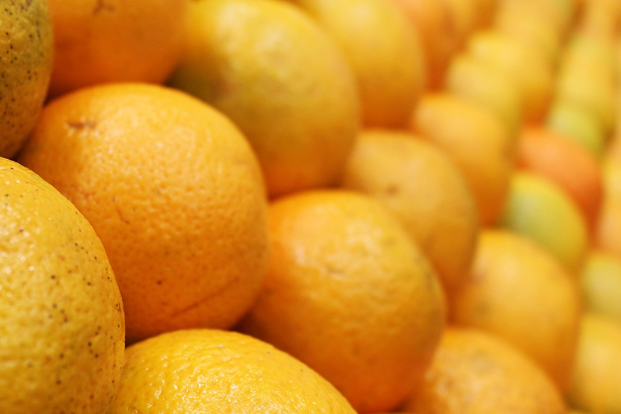 Rica em vitamina C, flavonoides, antioxidantes, fibras e minerais essenciais como potássio e cálcio, a laranja se destaca como um alimento funcional, capaz de melhorar desde a saúde do coração até o funcionamento do sistema digestivo.