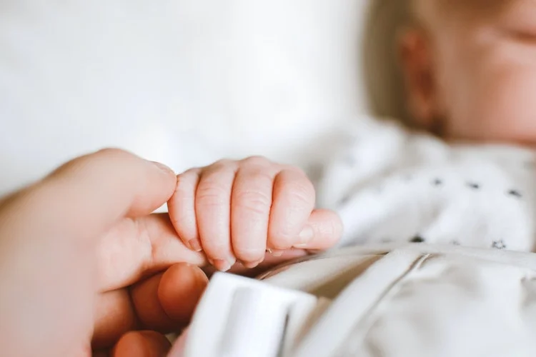 A doença hemolítica do feto e do recém-nascido acontece quando o tipo sanguíneo da mãe é incompatível com o do bebê. Daí a importância da vacina anti-D para proteger os bebês.