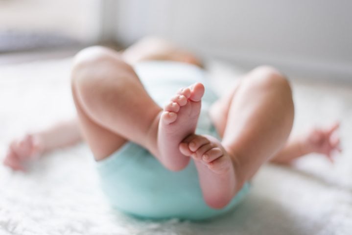 Isso pode causar problemas sérios, como anemia grave, insuficiência cardíaca e, em casos mais graves, até a morte do bebê.