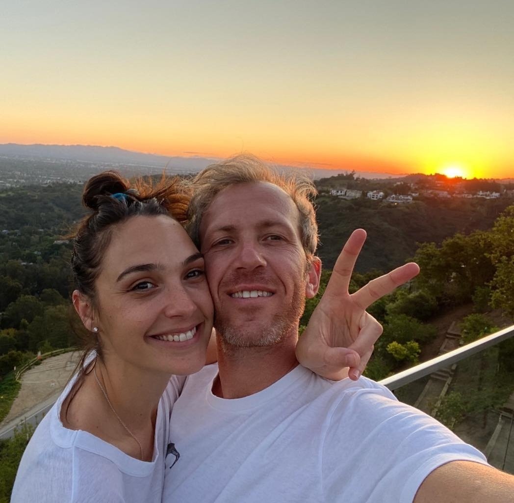 O pai das meninas é o empresário israelense Yaron Varsano, com quem Gal Gadot é casada desde 28/9/2008 . Na ocasião em que se conheceram, ela participava das gravações de "Fast e Furious". 
-Gal Gadot e Yaron Varsano 