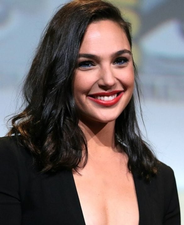 No dia 06/03/2024, Gal Gadot tornou-se mãe pela quarta vez. Aos 38 anos, ela deu à luz uma menina,  "Minha doce menina, bem-vinda", disse a atriz na ocasião.-Gage Skidmore/Wikimedia Commons