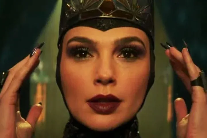 Famosa por encarnar a Mulher Maravilha, Gal tenta variar os tipos de personagens. Em 2023, a atriz revelou ao público qual foi sua impressão por interpretar a Rainha Má, vilã da Branca de Neve, no live-action da personagem. 
-Divulgação