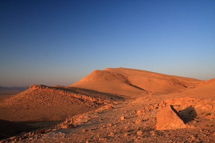 Em termos de recursos naturais, o subsolo do deserto iraquiano abriga reservas de petróleo e gás, que são fundamentais para a economia do país. 