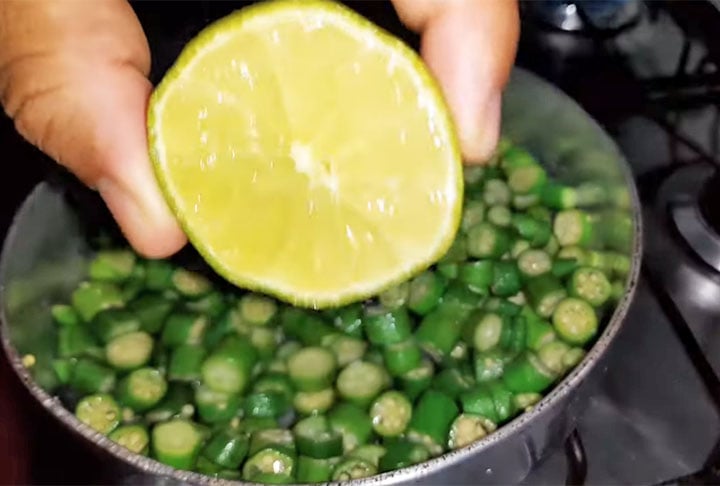 Para tirar a baba do quiabo e torná-lo mais atraente, deixe o alimento de molho no suco de um limão (ou 100 ml de vinagre) misturado com meio litro de água, durante meia hora. Depois escorra e prepare como preferir. 