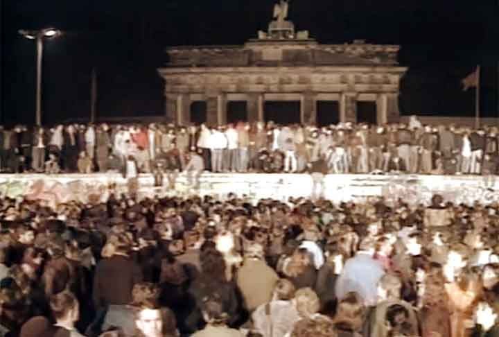 A queda do Muro de Berlim foi uma consequÃªncia do desmoronamento do bloco comunista, em meio Ã  grave crise econÃŽmica e polÃ­tica. No fim de 1991, ocorreria a dissoluÃ§Ã£o da UniÃ£o SoviÃ©tica, que levaria as 15 ex-repÃºblicas a se tornarem paÃ­ses independentes. 

