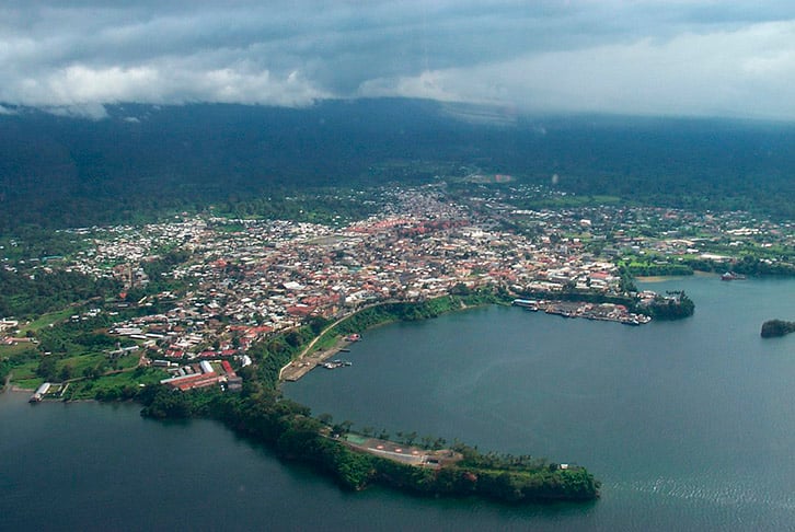 Guiné Equatorial - O país pertencia à Espanha até 1968, quando conseguiu sua libertação. É que, após a colonização portuguesa, as ilhas foram cedidas à Espanha em 1778. O país tem 3 idiomas oficiais: português, espanhol e francês. 