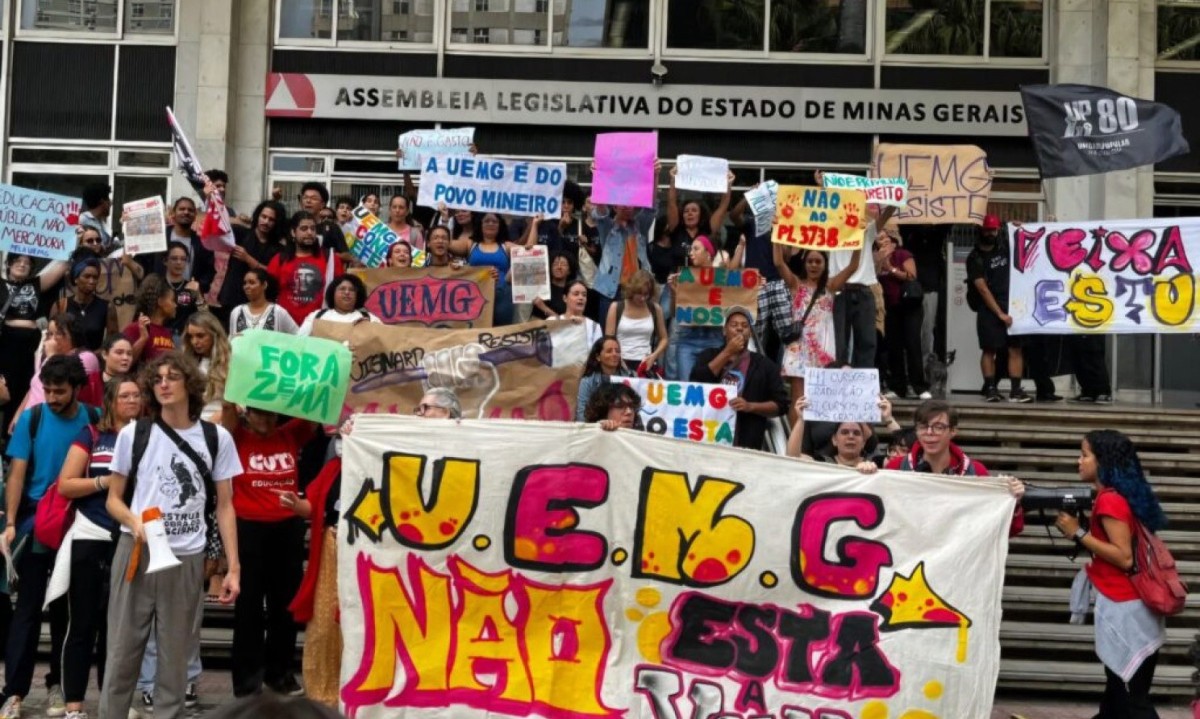 Servidores da Uemg foram à Assembleia Legislativa protestar contra projeto que transfere bens da universidade para a União - (crédito: Aduemg/divulgação) Servidores da Uemg foram à Assembleia Legislativa protestar contra projeto que transfere bens da universidade para a União - (crédito: Aduemg/divulgação)