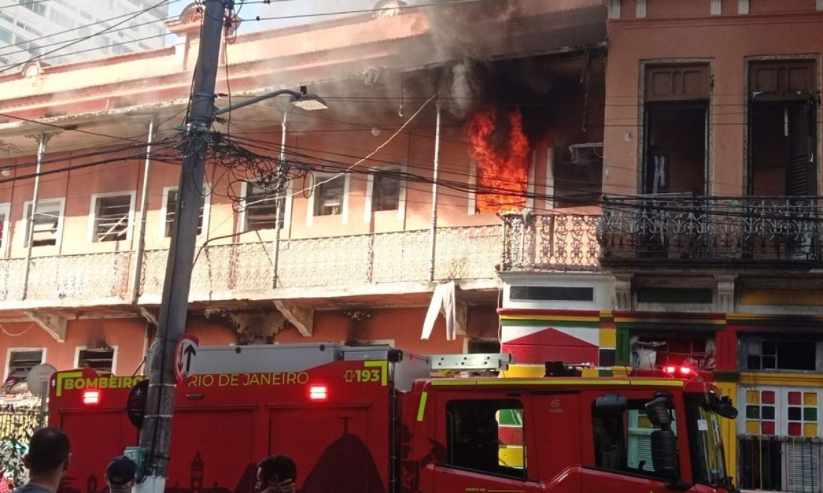 Fogo consumiu casarão antigo na Lapa, no Rio de Janeiro, matando dois moradores e ferindo outros -  (crédito: Reprodução/redes sociais)