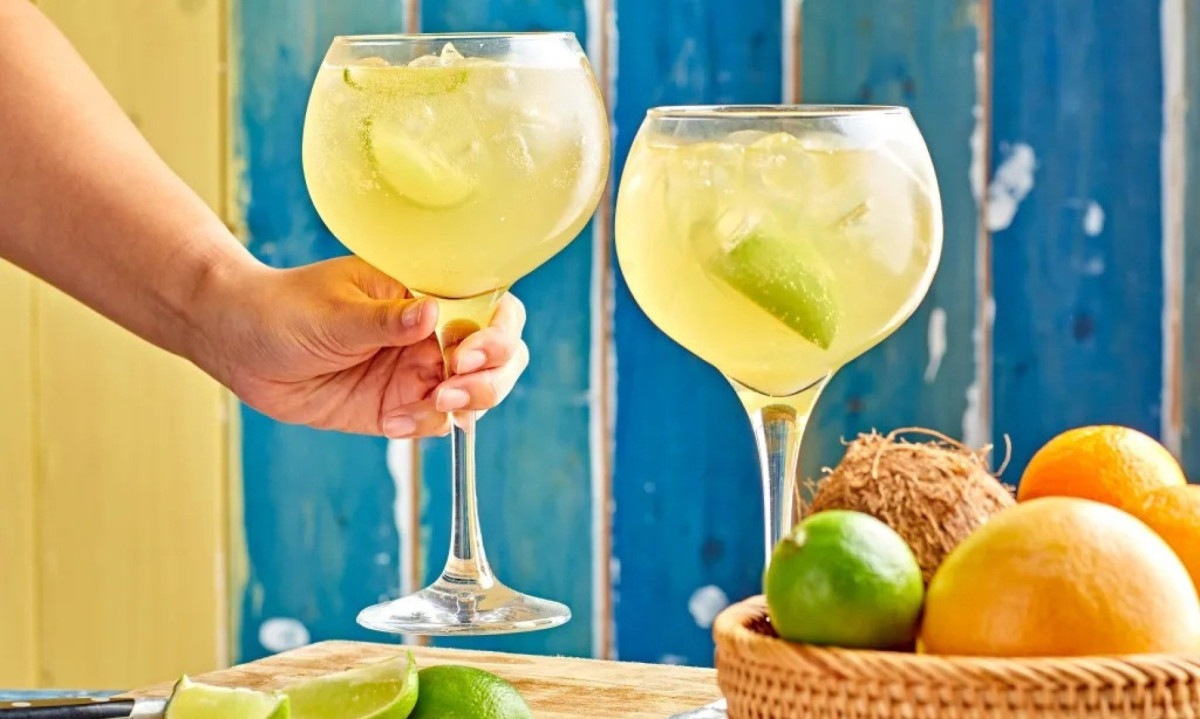 Comece pelas cascas cítricas, avance para bagaços e borras de café e observe como seu CMV cai enquanto o perfil de sabor dos drinks se expande - (crédito: Hawksbillrum.uk.com/Reprodução) Comece pelas cascas cítricas, avance para bagaços e borras de café e observe como seu CMV cai enquanto o perfil de sabor dos drinks se expande - (crédito: Hawksbillrum.uk.com/Reprodução)