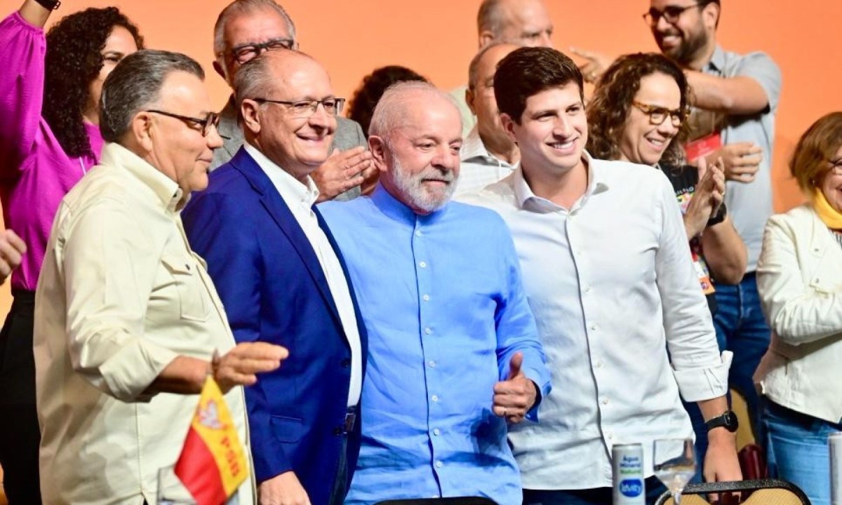 Presidente Luiz Inácio Lula da Silva participou da posse do novo presidente nacional do PSB, João Campos, junto do presidente da Câmara, Hugo Motta -  (crédito: Ruy Baron/PSB)
