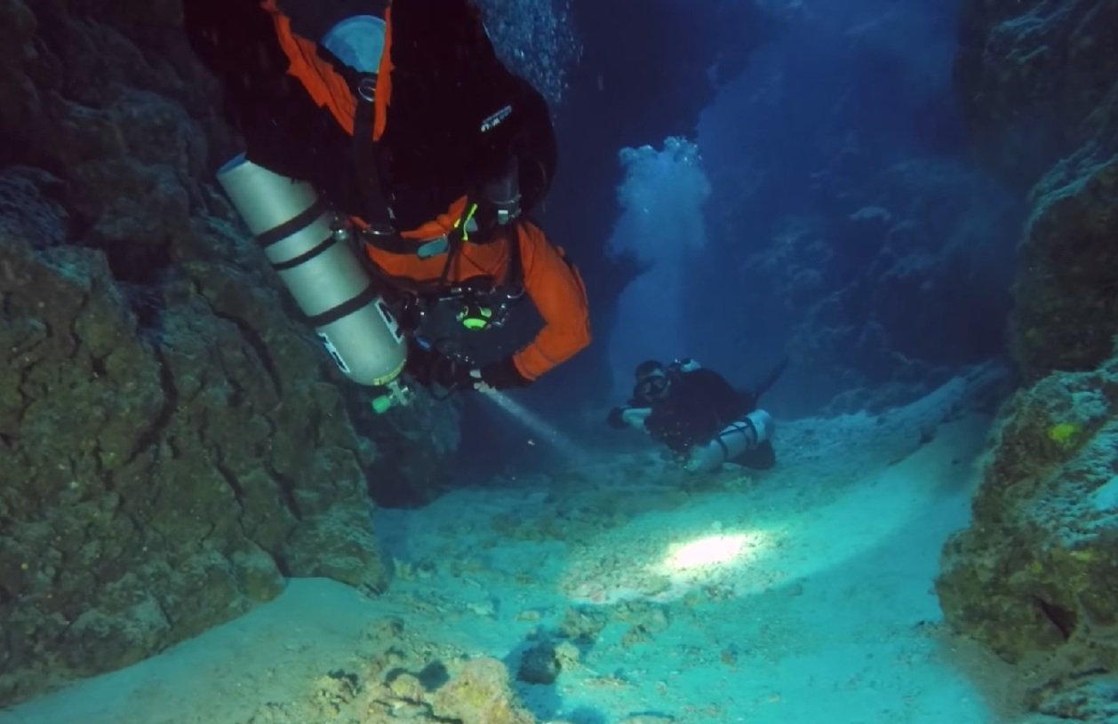 â??NÃ³s defendemos que o aumento da salinidade no inÃ­cio da crise e uma possÃ­vel queda limitada do nÃ­vel do mar teriam desencadeado correntes gravitacionais, desestabilizando a margem continental e escavando o fundo do mar onde quer que fosse Ã­ngreme o suficienteâ?, disseram os autores da pesquisa.