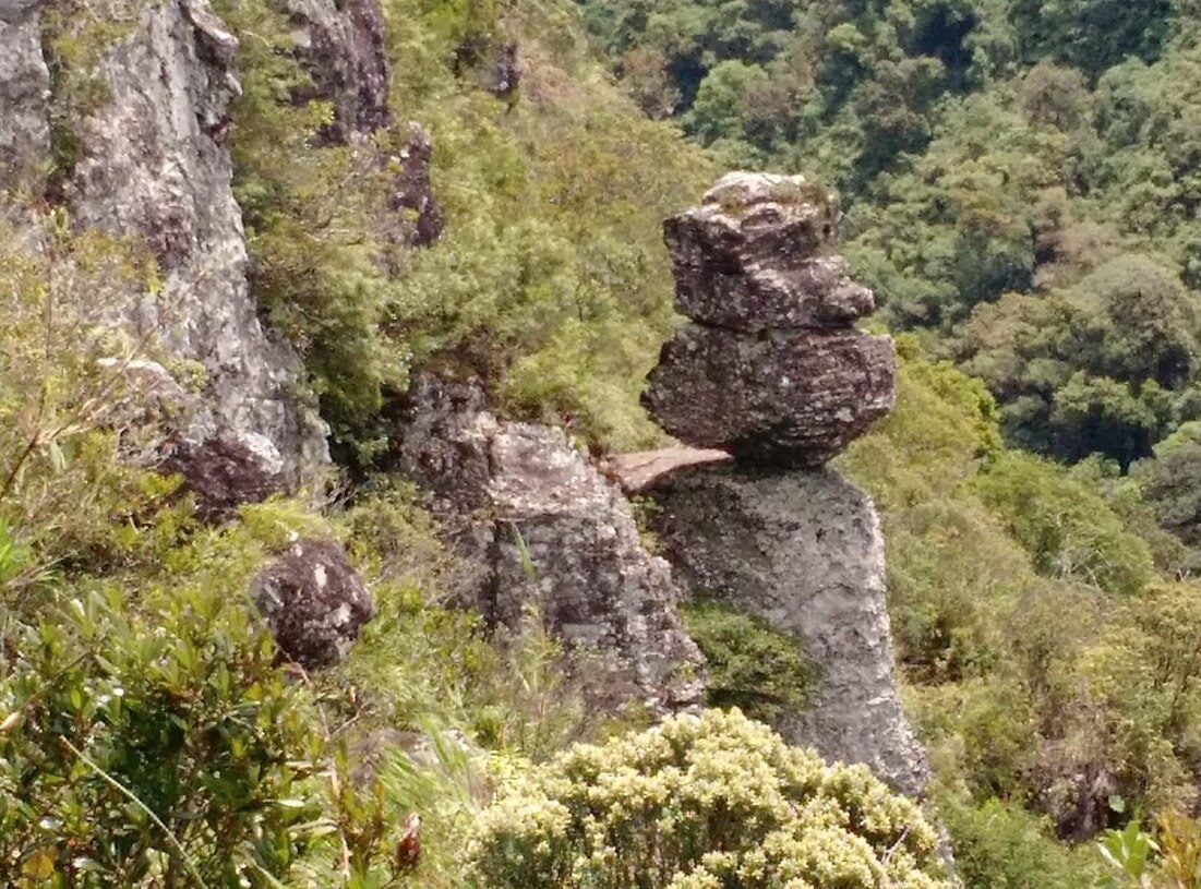 Com 7 km de extensão, o cânion conta com trilhas, mirantes e pontos famosos, como a Cachoeira do Tigre Preto e a curiosa Pedra do Segredo.