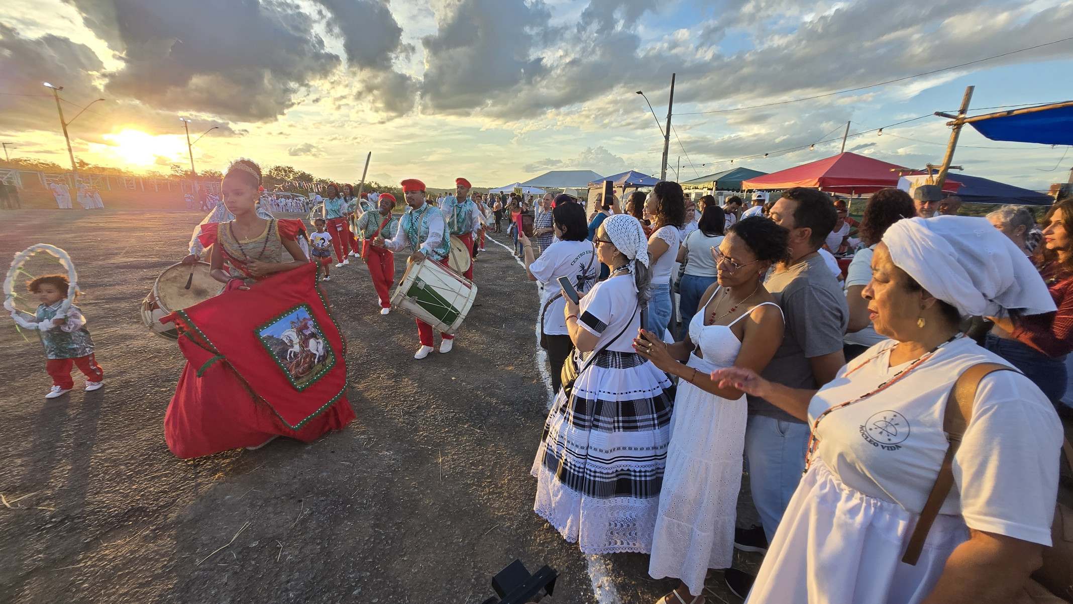 Ao pôr do Sol, representantes de Congados recebem as boas-vindas de umbandistas, em Lagoa Santa-Carlos Altman/EM