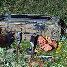 Van com família voltando de velório despenca de 40 metros em MG - CBMMG