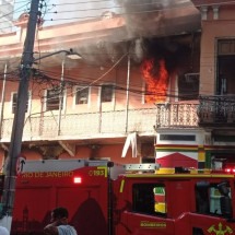 Incêndio em casarão no Rio deixa dois mortos e seis feridos
