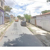 Motoristas invadem a contramão e provocam caos em rua de BH - Google Street View/Reprodução