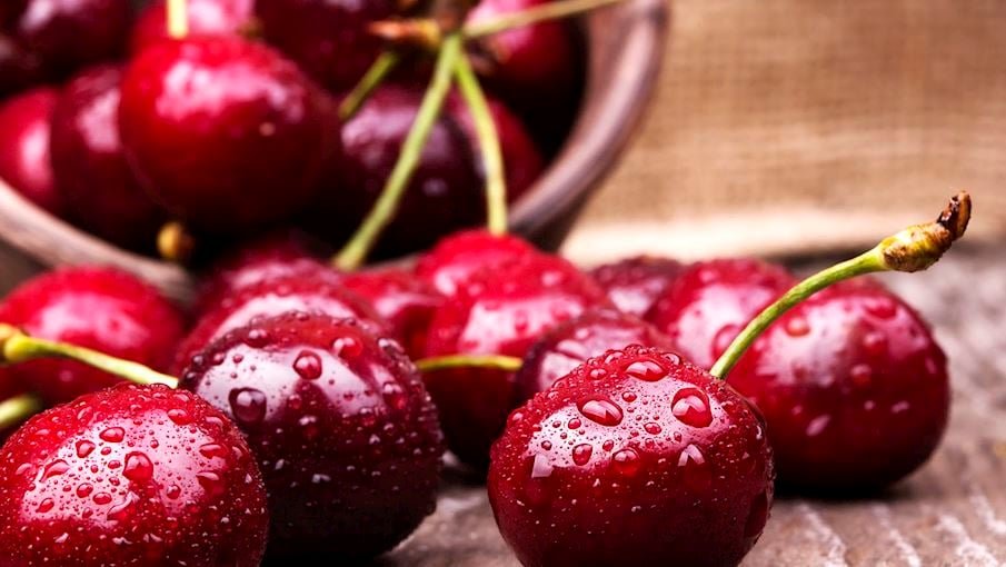 6. Wi?nia nadwi?lanka: É uma cereja cultivada tanto para consumo direto quanto para fins de processamento nas voivodias de Mazowieckie, ?wi?tokrzyskie e Lubelskie, na Polônia, desde o século XX. Elas são das cerejeiras sokówka , a palavra refere-se à palavra polonesa para suco, sok , e as cerejas são usadas principalmente para fazer sucos de frutas.