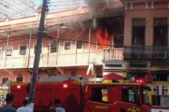 Incêndio em casarão no Rio deixa dois mortos e seis feridos