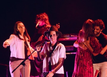 Fãs escolhidos pouco antes do início do show fizeram figuração enquanto Marina Lima cantava 'Mesmo que seja eu' -  (crédito: Luciano Viana/divulgação)