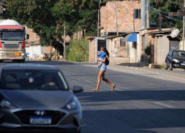 Comportamento de risco: Com filho no colo, mãe se expõe ao tráfego do anel rodoviário, campeão em acidentes envolvendo pedestres -  (crédito: Alexandre Guzanshe/EM/D.A Press )