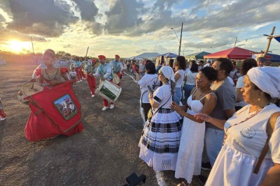Ao pôr do Sol, representantes de Congados recebem as boas-vindas de umbandistas, em Lagoa Santa -  (crédito: Carlos Altman/EM)