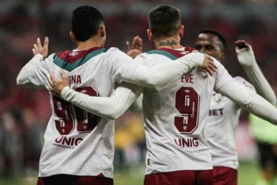 Com uma atuação consistente, o Fluminense venceu o Internacional, no Beira-Rio, por 2 a 0, com gols de Serna e Paulo Baya, e se aproximou do G4 do Campeonato Brasileiro. Foto: Lucas Merçon/Fluminense -  (crédito: Lucas Merçon/Fluminense)
