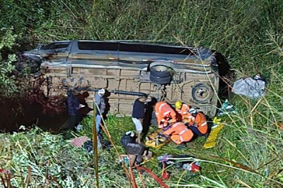 Van foi parar no fundo de um barranco de 40 mentros com 16 pessoas depois de retornar de um velório -  (crédito: CBMMG)