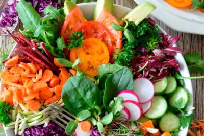 Incluir vegetais e legumes nas refeições diárias ajuda a alcançar um equilíbrio nutricional para uma vida mais saudável. Então, que tal começar agora?  -  (crédito: Nadine Primeau/Unsplash )