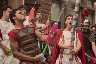 Jovens da fraternidade Carne e Ouro querem provar sua macheza em brincadeiras coletivas de cunho sexual, só entre homens, na série 'Muito esforçado' -  (crédito: Prime Video/reprodução)