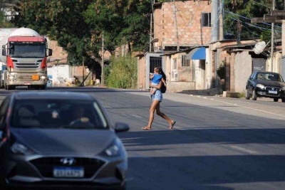 Comportamento de risco: Com filho no colo, mãe se expõe ao tráfego do anel rodoviário, campeão em acidentes envolvendo pedestres -  (crédito: Alexandre Guzanshe/EM/D.A Press )
