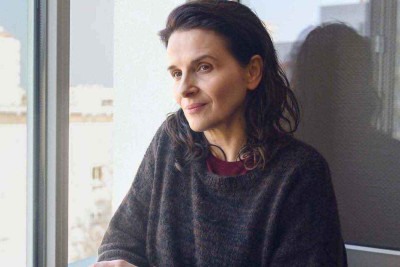 atriz sa Juliette Binoche faz o papel de Marianne, jornalista que assume o emprego de faxineira junto a trabalhadores encarregados de limpar latrinas em balsas -  (crédito: Pandora Filmes/divulgação)