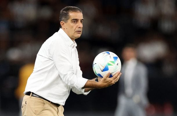 TÉCNICO: RENATO PAIVA - O time sentiu muito a falta de Igor Jesus. Sem o camisa 99, a equipe perde técnica e poder de fogo na frente. Veio um sofrimento descomunal na etapa final. Mas tudo ficou mais fácil com a expulsão de Neymar. Enfim, ganha a primeira fora de casa neste Brasileirão. Mexeu corretamente. Pode ser o início de uma reviravolta - NOTA: 7,0 - Foto: Vitor Silva/Botafogo  