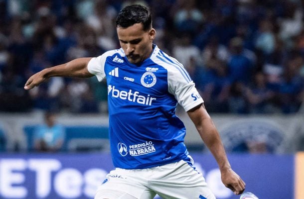 KAIKI BRUNO – Partida muito boa tanto aparecendo no ataque, como no lance da assistência para o primeiro gol, quanto fechando os espaços e anulando quase todas as investidas de Estêvão. NOTA 7,5 Foto: Gustavo Aleixo/Cruzeiro