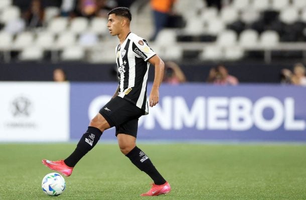 DAVID RICARDO - Joga de terno! Travou Neymar na hora certa e esteve sempre atento às investidas dos atacantes do Peixe. Na etapa final, esticou-se todo para, em cima da linha, salvar o Botafogo de novo - NOTA: 8,5 - Foto: Vitor Silva/Botafogo  