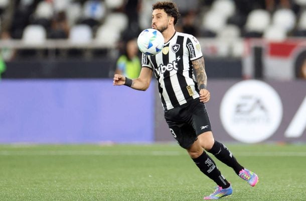 TELLES - Acreditou em todas as bolas e chegou chutando no primeiro ataque do Botafogo. Na defesa, portou-se bem, evitando alguns cruzamentos do Santos. Cedeu a vaga a Ponte na etapa final - NOTA: 6,0 - Foto: Vitor Silva/Botafogo 